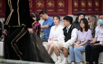 Saki小夭夭现身北京时装周 素衣纯净可人 Saki小夭夭现身北京时装周 素衣纯净可人