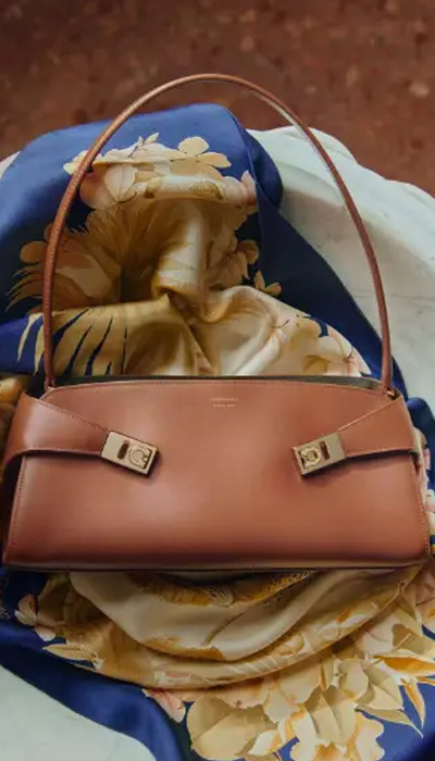 2026早秋系列 FERRAGAMO横版HUG EAST-WEST手袋 2026早秋系列 FERRAGAMO横版HUG EAST-WEST手袋